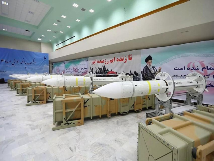 Một loạt những quả tên lửa phòng không Sayyad-3 trong lễ khánh thành dây chuyền sản xuất tại một địa điểm bí mật ở Iran. Ảnh: SPUTNIK