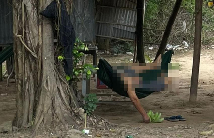 Thi thể người đàn ông chết trên võng dưới gốc cây xanh. Ảnh: CTV
