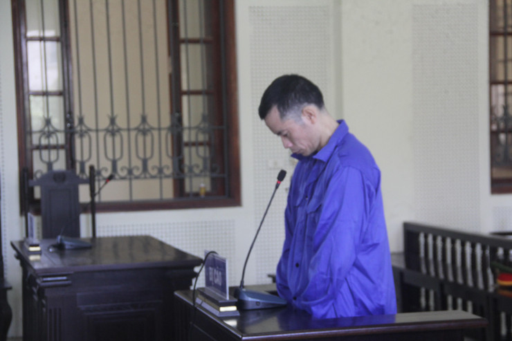 Đứng trước bục khai báo, bị cáo Trì thừa nhận hành vi phạm tội của mình