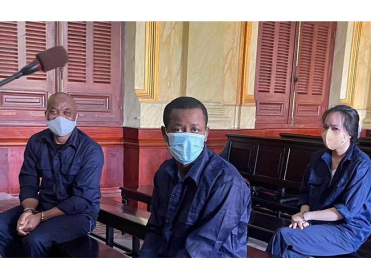 Pháp luật - Người đàn ông nước ngoài bị tuyên án tử quỳ lạy tòa xin khoan hồng cho vợ