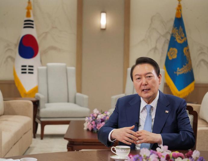 Tổng thống Hàn Quốc Yoon Suk-yeol chia sẻ trong cuộc phỏng vấn với Reuters ở Seoul, Hàn Quốc, ngày 28/11. Ảnh: Reuters.
