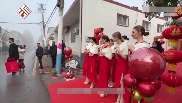 Nhà gái &#34;tuyển&#34; 8 người mẫu ngoại quốc làm phù dâu trong đám cưới, dân tình đắn đo điều này - 2