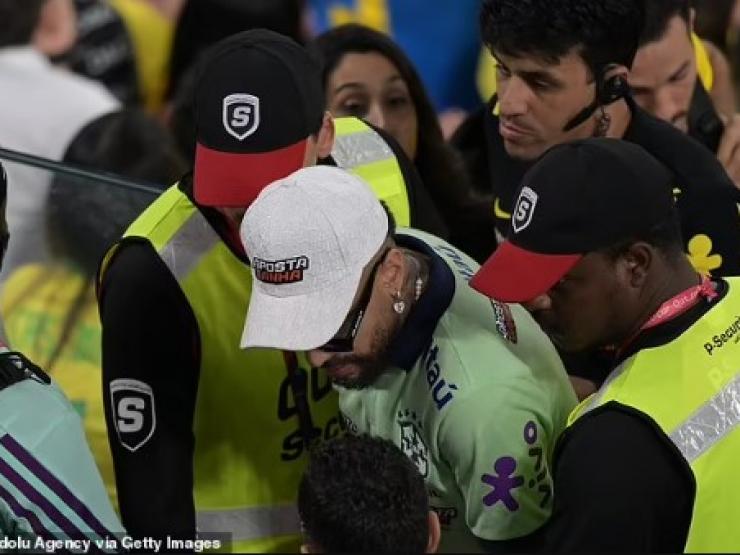 Thế giới - "Bản sao" của siêu sao Brazil xuất hiện ở World Cup, lực lượng an ninh cũng bị nhầm