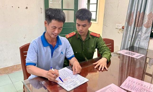 Anh Phạm Văn Bằng làm thủ tục trả lại tiền cho người chuyển nhầm vào số tài khoản. (Ảnh BHT)