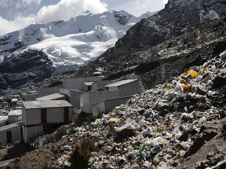 Thị trấn cao nhất thế giới nằm giữa núi rác, hàng nghìn người vẫn bám trụ chờ đổi đời