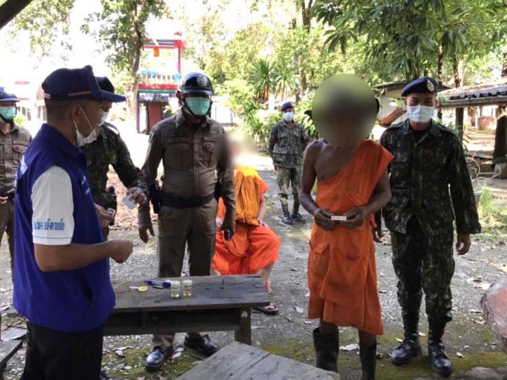 Thế giới - Thái Lan: Cảnh sát đột kích chùa, phát hiện điều "gây sốc" về các nhà sư