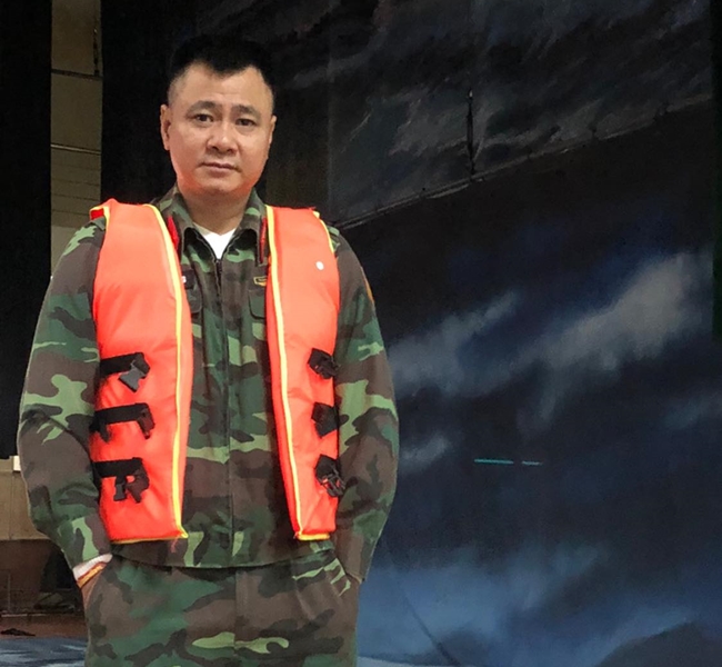 Ngoài diễn xuất, tham gia gameshow, NSND Tự Long hiện đang mang quân hàm Đại tá và giữ chức Phó Giám đốc Nhà hát Chèo Quân đội.
