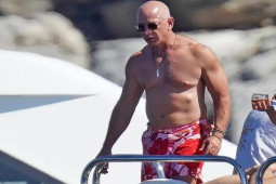 Làm đẹp - Bí quyết để tỷ phú Amazon "hồi xuân" từ mọt sách gầy yếu thành U60 cường tráng