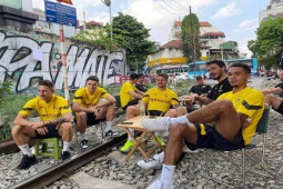 Tin tức trong ngày - Xôn xao hình ảnh nhiều cầu thủ Dortmund ngồi "cà phê đường tàu"