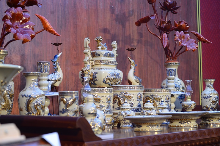 Bộ đồ thờ bằng gốm 18 món này có giá lên tới hơn 400 triệu đồng.