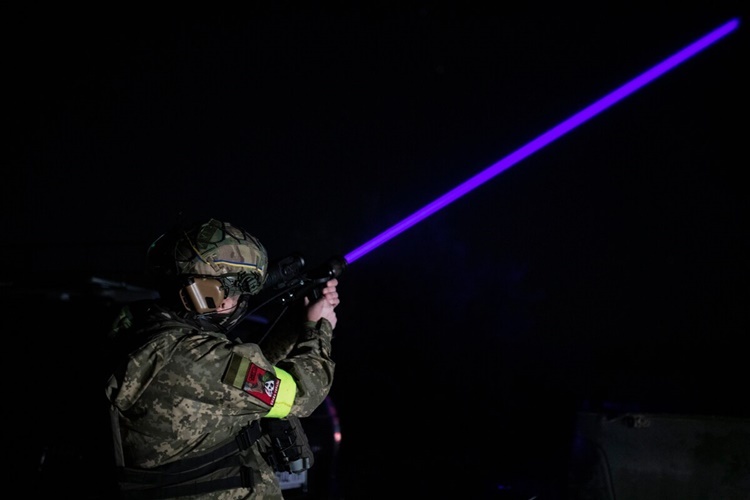 Binh sĩ Ukraine chiếu tia laser để xác định vị trí UAV trong đêm (ảnh&nbsp;: WP)