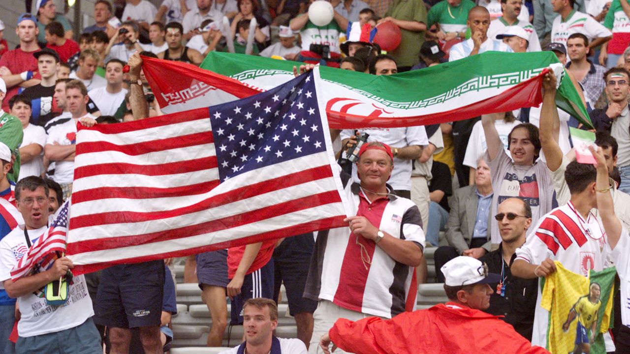 Người hâm mộ Mỹ và Iran cổ vũ cho hai đội tuyển trong trận đấu World Cup năm 1998.