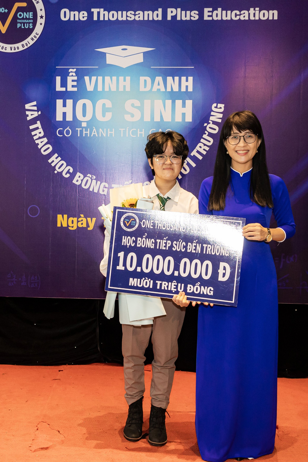 Bà Nguyễn Thị Hồng Hạnh trao học bổng tiếp sức đến trường cho em Ngô Ngân Ngân – học viên lớp 10.