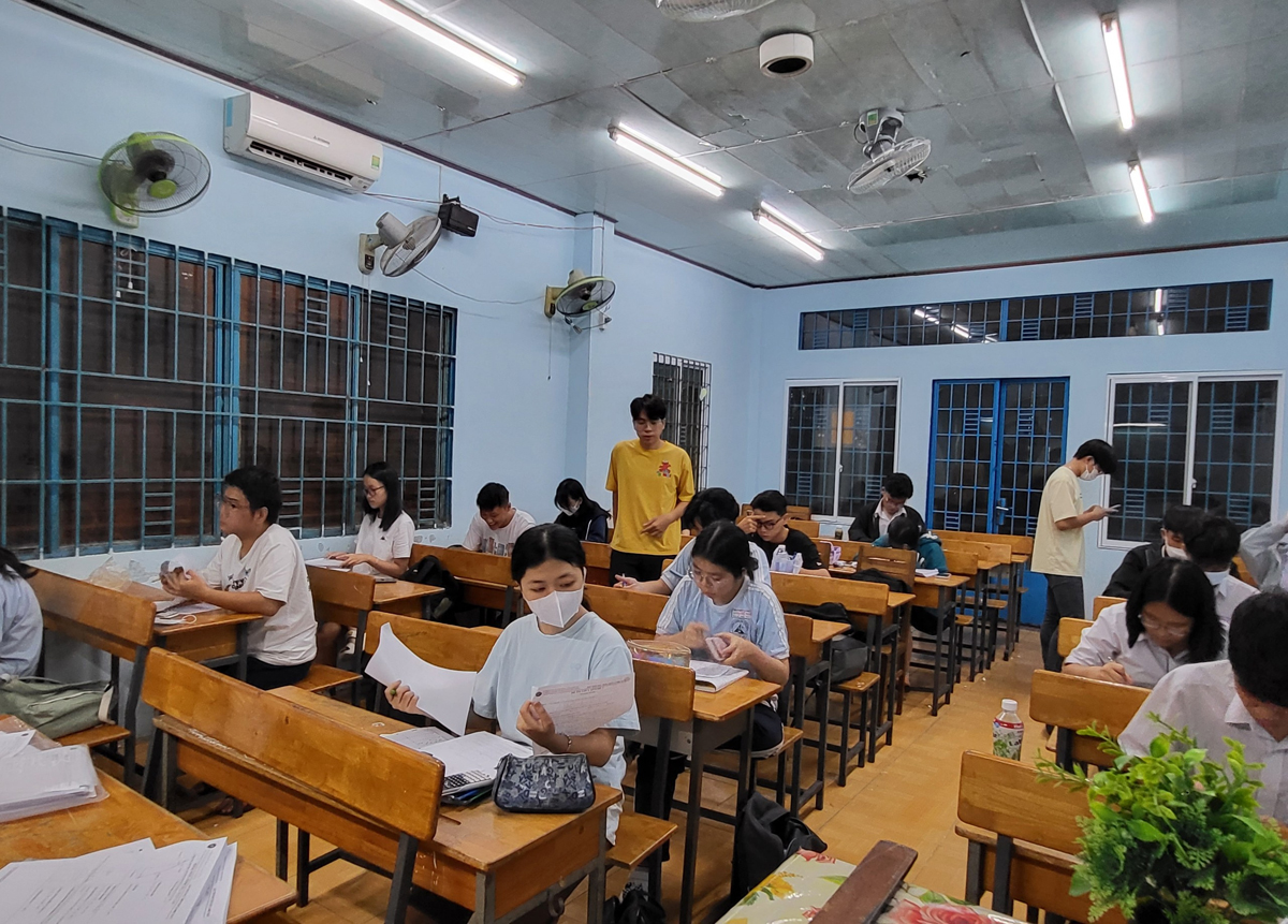 Học viên và các trợ giảng trong một giờ học tại One Thousand Plus.