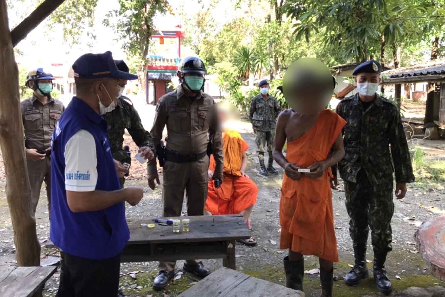 Các nhà sư trong chùa bị phát hiện nghiện ma túy và bắt buộc phải cai nghiện (ảnh: Bangkok Post)