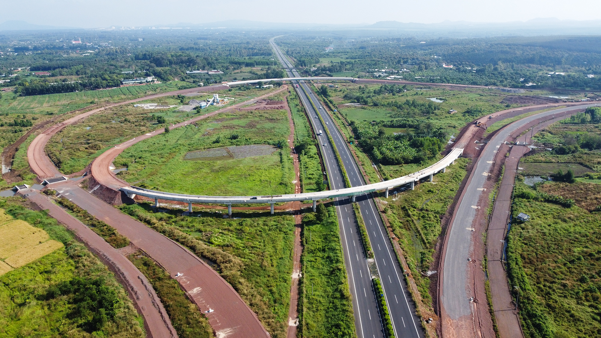 Dự án cao tốc Dầu Giây - Phan Thiết dài 99km, đi qua địa bàn tỉnh Đồng Nai và Bình Thuận, khởi công tháng 9/2020, tổng chi phí hơn 12.500 tỷ đồng, dự kiến hoàn thành cuối năm 2022.
