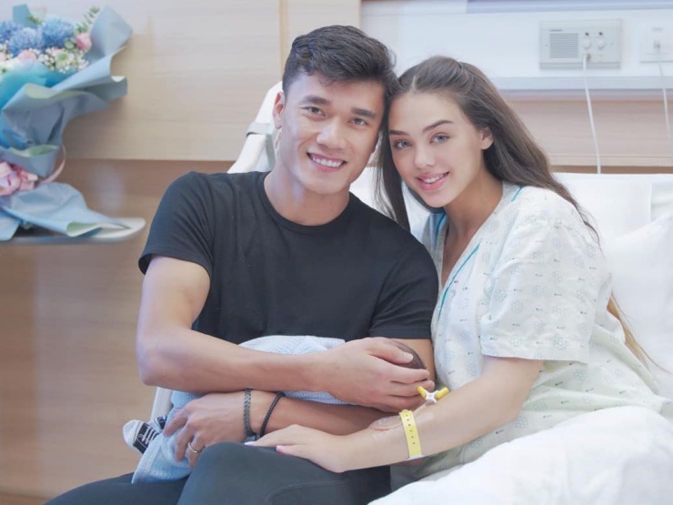 Đời sống Showbiz - Vợ Tây của Bùi Tiến Dũng lộ diện sau khi sinh con, nhan sắc gây chú ý