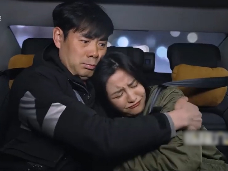 Clip hài hước - Ra đường ăn vạ không ngờ gặp "cao thủ" thanh niên mất luôn cả người yêu