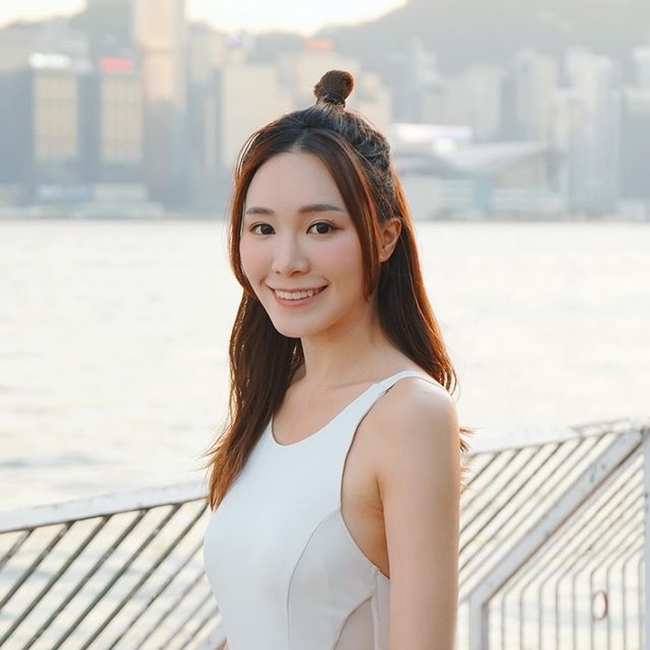 Xuất phát điểm từ một người mẫu, Đặng Y Đình lấn sân ca hát, là cựu thành viên của nhóm nhạc Super Gear. Cô hiện là diễn viên của TVB.
