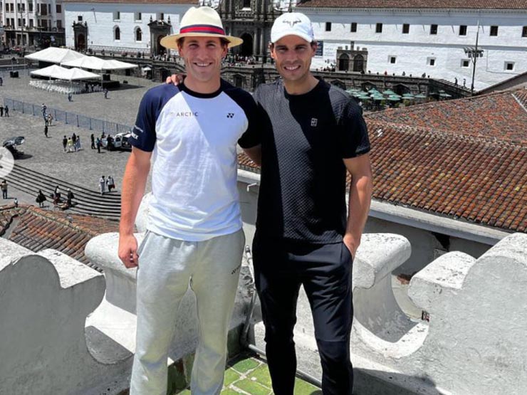 Nadal vui vẻ chụp ảnh với Casper Ruud 