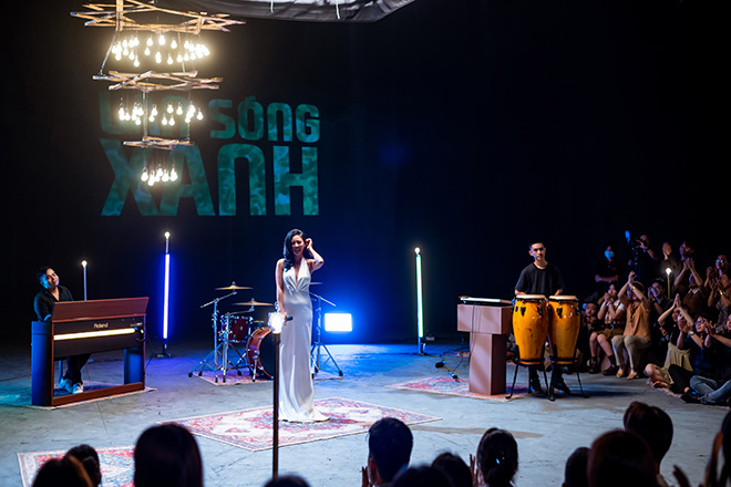 Văn Mai Hương thể hiện ca khúc “Tuyết rơi mùa hè” trong album&nbsp;90sHITS00sVIBES