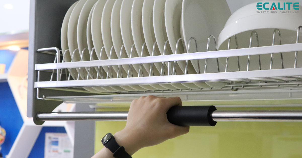 Tay nâng hạ giúp thao tác dễ dàng của kệ chén đĩa nâng hạ Ecalite