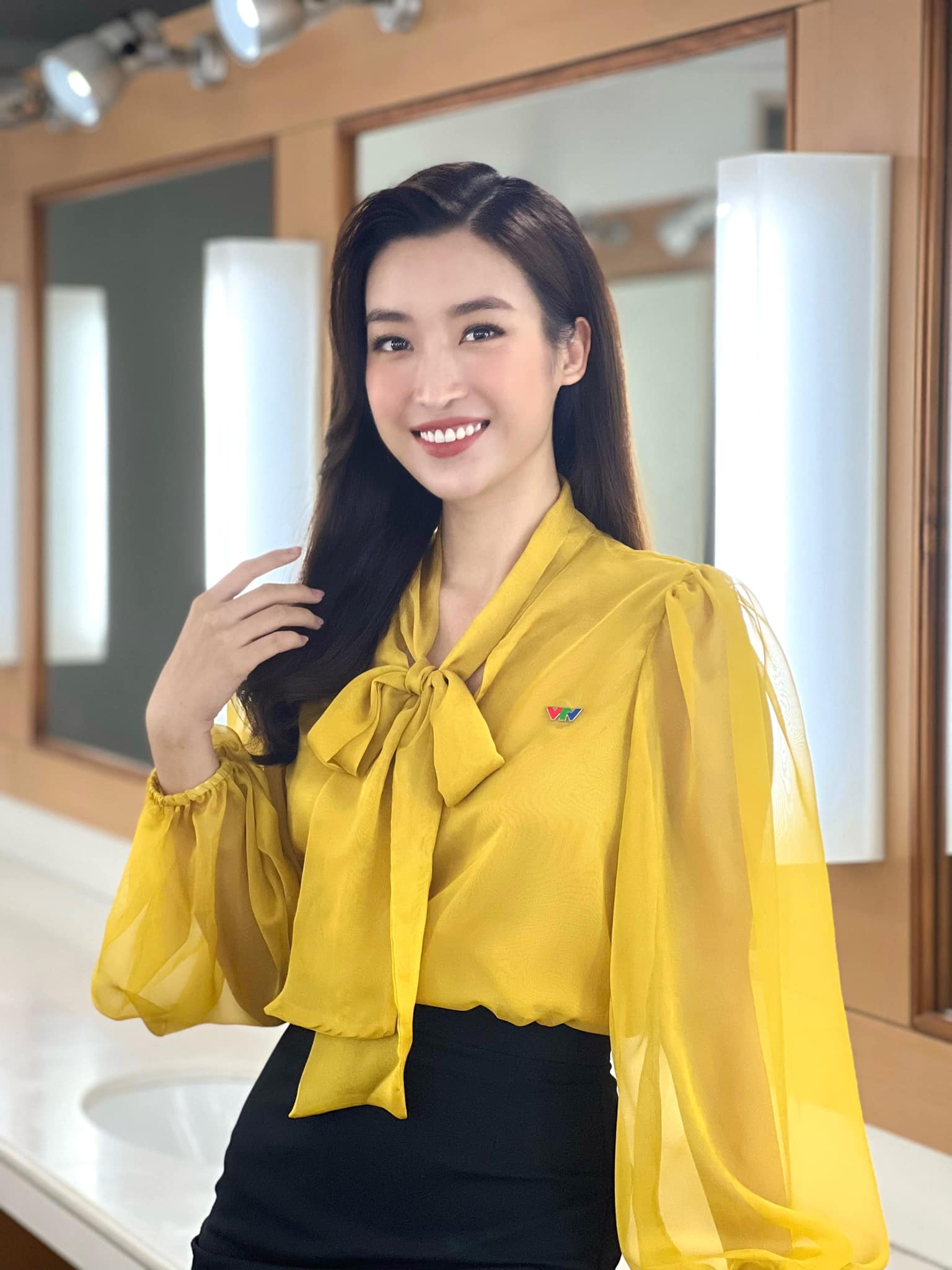 Đỗ Mỹ Linh trở lại với công việc và diện váy, áo chiết eo khoe thân hình thon thả 