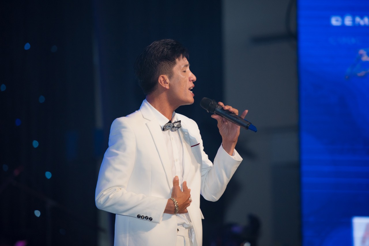 Việt Nguyễn trình diễn ca khúc Ai đưa em về trong đêm chung kết.