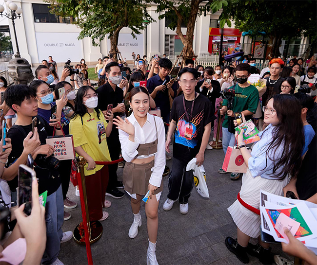 Buổi họp mặt fan của Hoàng Thùy Linh ở Hà Nội vào trung tuần tháng 11 khiến một góc phố 'tắc nghẽn'. 
