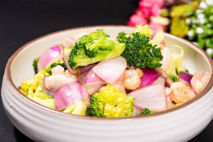 Người đàn ông 35 tuổi kiên quyết ăn hành sống mỗi ngày để chống lại khối u và đây là câu trả lời sau 3 tháng! - 1