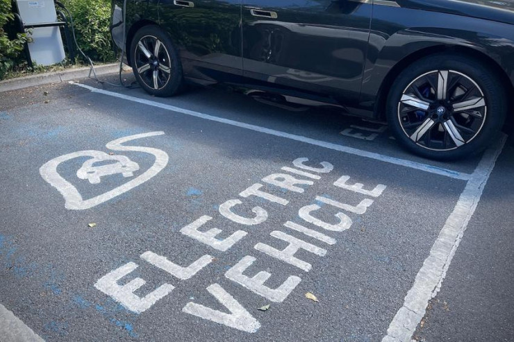 Xe EV đang sạc pin tại một trạm sạc. Ảnh: Motorbiscuit.