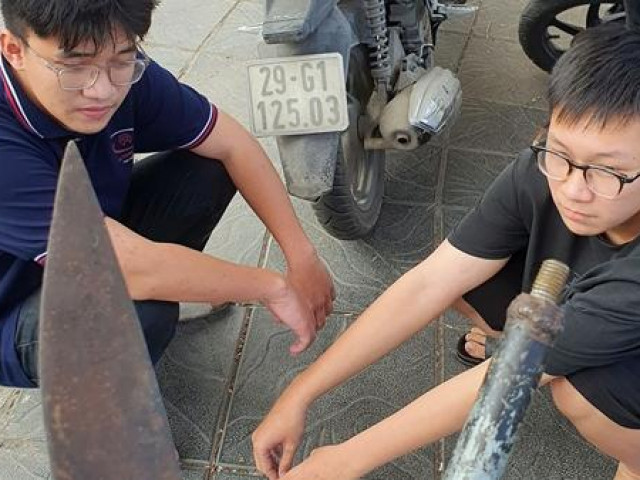 Pháp luật - Hung khí đáng sợ dưới cốp xe máy của 2 “trẻ trâu”