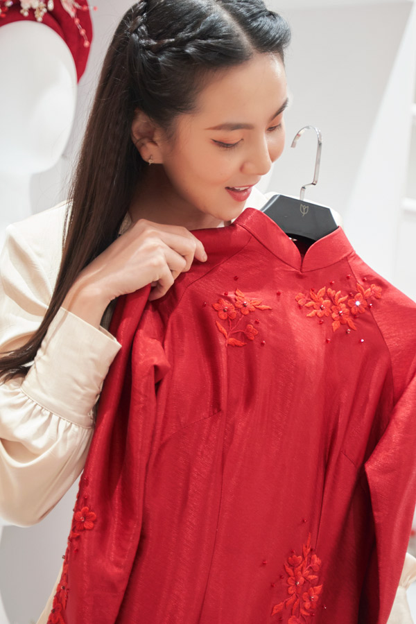 Ngoài các chất liệu truyền thống như lụa tơ tằm, gấm, đũi còn có những chất liệu ngoại nhập.