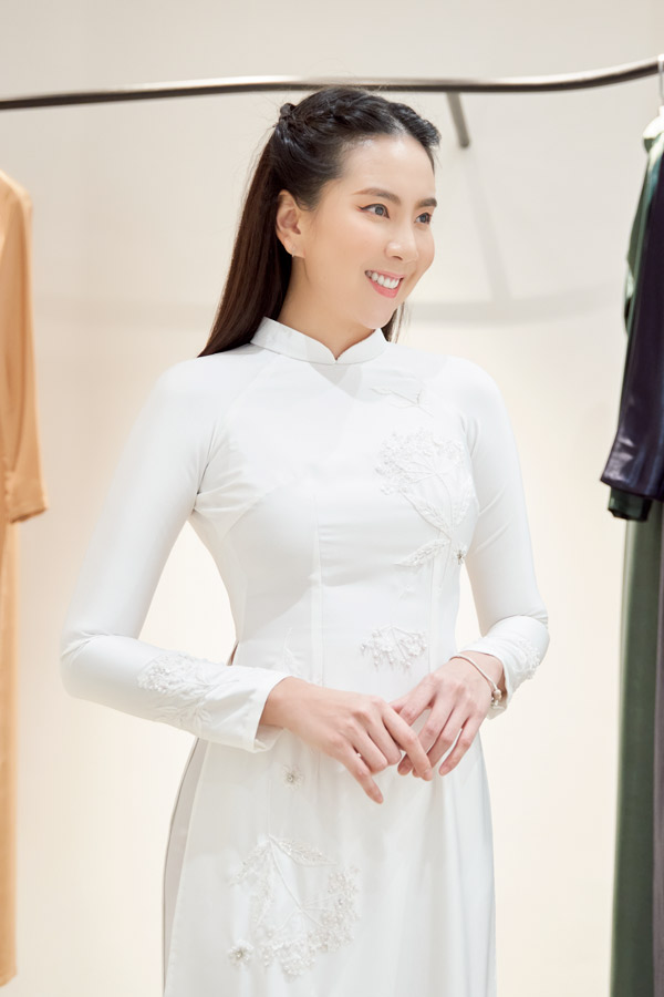 Vẻ đẹp của Mai Ngọc trong tà áo dài.