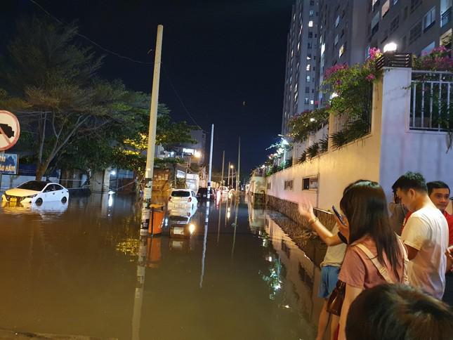 Trời không mưa nhưng đường vào Chung cư 4S Linh Đông (TP Thủ Đức) bỗng “hóa thành sông”