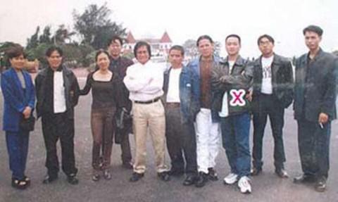 Dung "Hà” (thứ 2 từ trái sang) và nhóm đối tượng xã hội đen những năm 1990