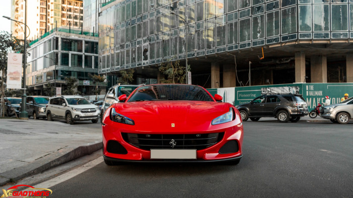 Ngoại thất Portofino M vẫn mang thiết kế mềm mại đặc trưng của Ferrari. So với đời cũ, phần cản trước có 3 hốc gió lớn hơn được làm từ nhôm. Hãng xe Italy còn bổ sung 2 hốc gió ở vòm bánh. Tất cả để tối ưu tính khí động học