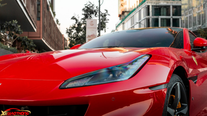 Hệ thống đèn pha LED toàn bộ trên Portofino M vuốt dài về phía vòm bánh trước. Thiết kế này được Ferrari áp dụng từ mẫu 458 Italia