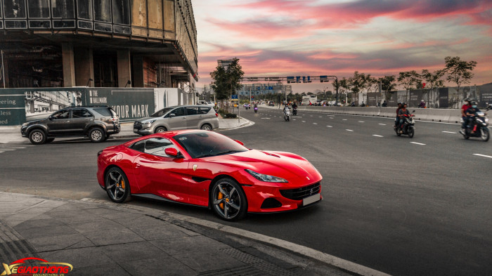 Về kiểu dáng tổng thể, Portofino M vẫn giữ những đường nét đặc trưng của dòng xe grand tourer (GT) mui trần của Ferrari, vốn đã xuất hiện trên mẫu California ra mắt từ năm 2008. Mui xe có thể đóng/mở bằng một nút bấm với thời gian 14 giây