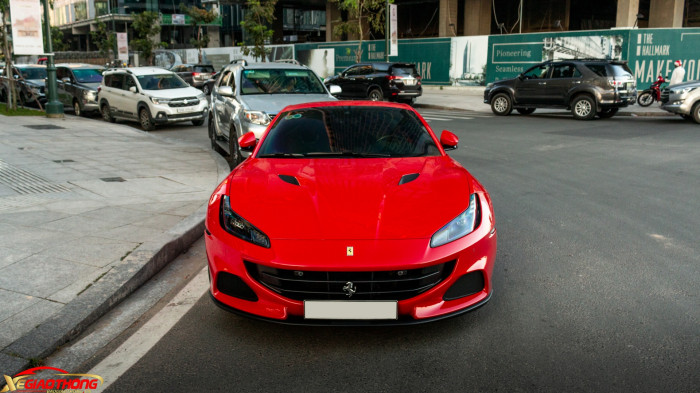 Chiếc xe được nhập khẩu tư nhân và có màu sơn đỏ Rosso Corsa đặc trưng của Ferrari