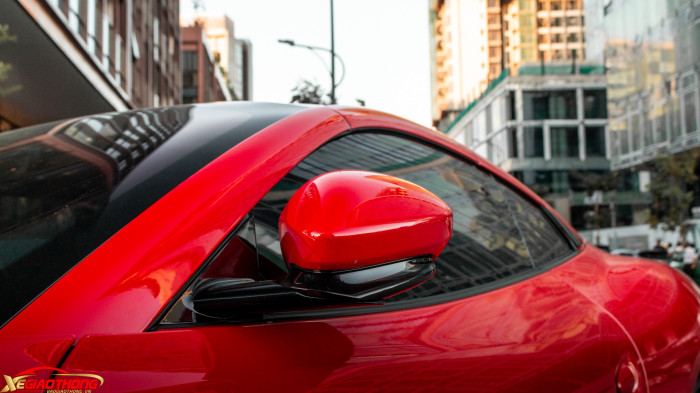 Bên trong cabin, Ferrari Portofino M có cấu hình 2+2 chỗ đặc trưng, không gian hàng ghế sau hẹp, phù hợp hơn cho trẻ em. Nội thất chiếc Portofino M đầu tiên tại Việt Nam được bọc da pha da lộn màu đen, các chi tiết tương phản màu đỏ