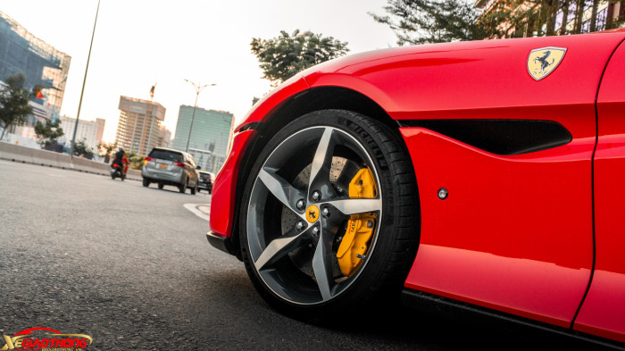 Xe được trang bị bộ mâm 20 inch 5 chấu đơn vát kiểu kim cương, hoàn thiện 2 tông màu đi kèm cùm phanh vàng nổi bật