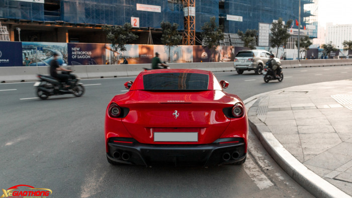 Cụm đèn hậu đơn, có tạo hình tròn quen thuộc trên những mẫu 458 hay 488. Bộ khuếch tán và đèn lùi được dời vào giữa. Cặp ống xả đôi thể thao mang đến cho Portofino M âm thanh khỏe khoắn