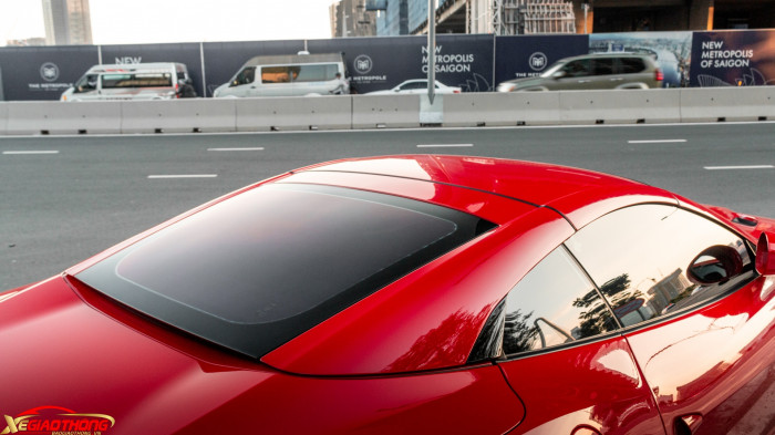 Xe được nâng cấp nhiều tiện nghi như màn hình trung tâm 10,2 inch, hệ thống điều hòa không khí và vô-lăng mới. Ghế ngồi chỉnh điện 18 hướng, phần tựa lưng được tái thiết kế để thêm khoảng để chân cho hàng ghế sau