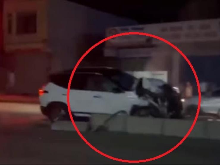 Tin tức trong ngày - Clip: Hãi hùng với cảnh “xế hộp” vỡ đầu vẫn húc tung dải phân cách bê tông