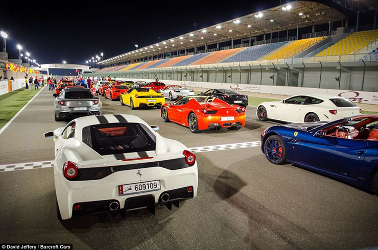 Hội nhóm siêu xe Qatar thường xuyên tổ chức họp mặt tại đường đua để đua xe, nâng cao kỹ năng lái và trao đổi kinh nghiệm.