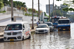 Tin tức trong ngày - Ảnh: Hàng loạt ô tô ngâm nước nguyên đêm do vỡ cống chống ngập ở TP.HCM