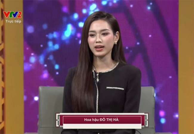Hoa hậu Đỗ Thị Hà nhận được nhiều lời khen khi bình luận trận đấu giữa 2 đội Brazil và Thụy Sĩ.&nbsp;Cô diện&nbsp;váy đen phong cách kín đáo nhưng đủ khoe khéo đôi chân thon dài.
