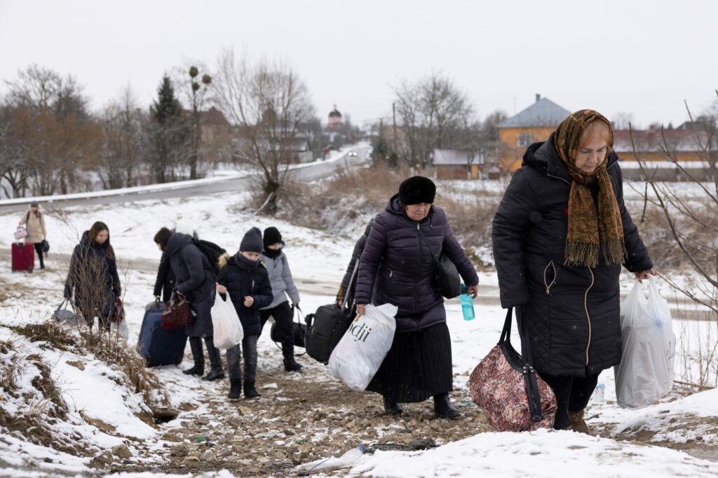 Người dân Ukraine rời bỏ nhà cửa trong bổi cảnh đất nước có xung đột (ảnh: CNN)