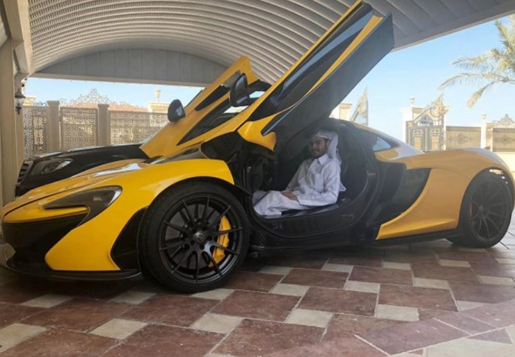 Tấm hình chụp Mohammed Al Kubaisi đang ngồi trong chiếc McLaren P1.